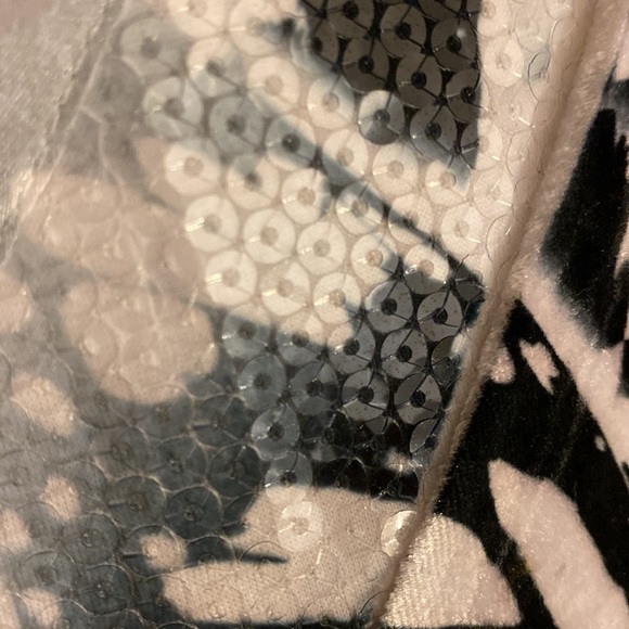 Live and let live velvet v-neck top with sequins size 1X - Picture 2 of 13